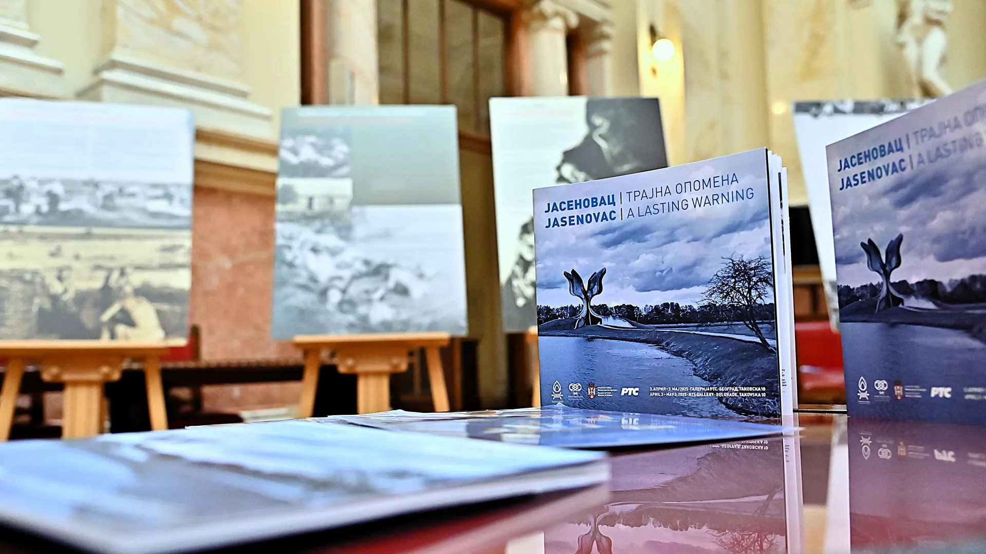 Zainteresovani posetioci mogu da se obrate Grupi za edukaciju Narodne skupštine na brojeve telefona 011/3026-273 i 011/3026236. Izložbenu postavku upotpunjava dvojezični, srpsko-engleski, katalog pod nazivom ,,Jasenovac – trajna opomena“.  - Sputnik Srbija, 1920, 22.01.2026