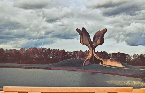 Говорећи на отварању, аутор изложбе, извршни директор Музеја жртава геноцида Никола Милошевски је истакао да је Јасеновац  био „највеће место страдања српског, јеврејског и ромског народа на територији НДХ” - Sputnik Србија