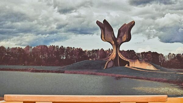 Аутор изложбе, извршни директор Музеја жртава геноцида Никола Милошевски је говорећи на отварању упозорио да не сме бити прихваћено тумачење о Јасеновцу као радном логору, јер је био „највеће место страдања српског, јеврејског и ромског народа на територији НДХ” - Sputnik Србија