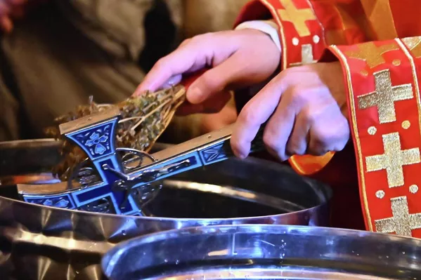 Крстовданска водица се након водоосвећења дели верницима и према обичају, чува се у кућама ради здравља. - Sputnik Србија