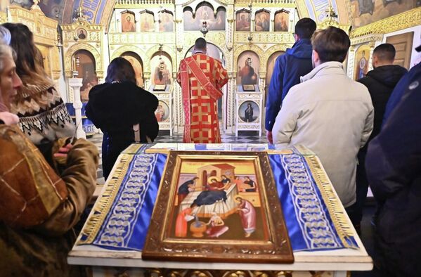 Празник се везује за Богојављење и крштење Исуса Христоса, као и за дан посвећен Светом Јовану Крститељу, који га је крстио у реци Јордану. - Sputnik Србија