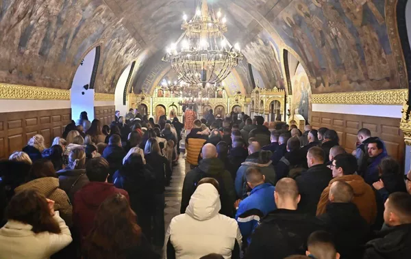 У православним храмовима на Крстовдан служи се литургија Светог Јована Златоустог, уз обред великог освећења воде, који прати празнично богослужење. - Sputnik Србија