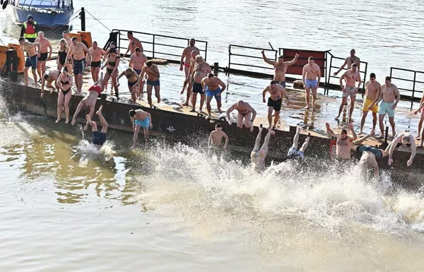 Пливање за Часни крст одржано је у организацији Краљевског реда витезова, са благословом патријарха Српске православне цркве Порфирија. - Sputnik Србија