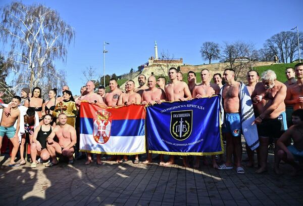 Међу пливачима били су и Краљевски витезови и припадници Министарства унутрашњих послова. - Sputnik Србија