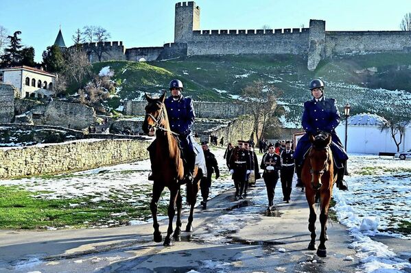 Предводили су је припадници Жандармерије, за којима су били представници Краљевског реда витезова и за њима грађани. - Sputnik Србија