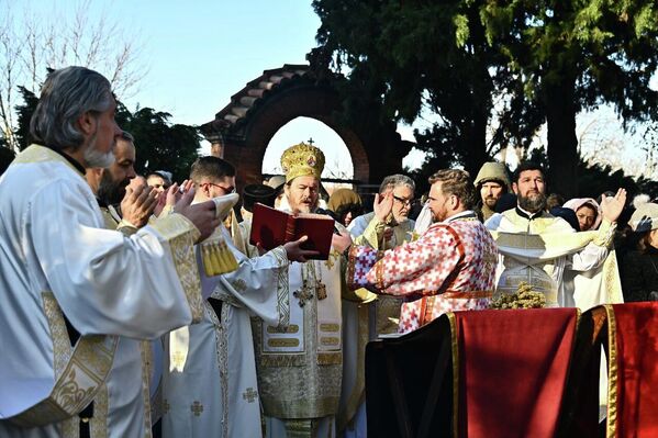 Liturgija u Hramu Svetog Đorđa na Banovom brdu na hrišćanski praznik Bogojavljenje. - Sputnik Srbija