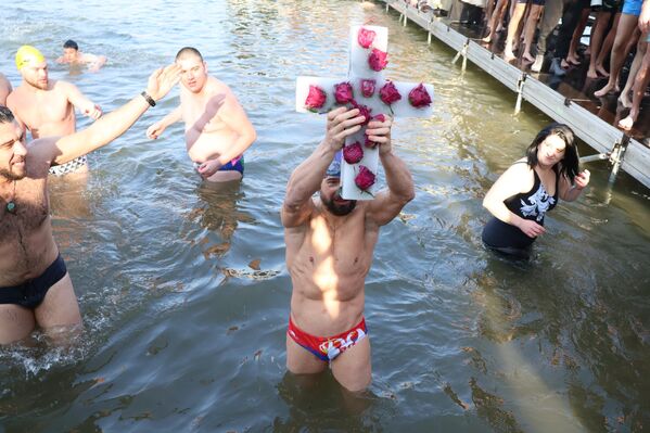 Plivanje za Časni krst 22. put je organizovano u Čačku, a od gotovo 200 učesnika prvi je do krsta doplivao Lazar Filipović - Sputnik Srbija