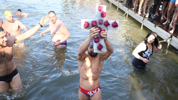 Лазар Филиповић први допливао до Часног крста у Чачку - Sputnik Србија