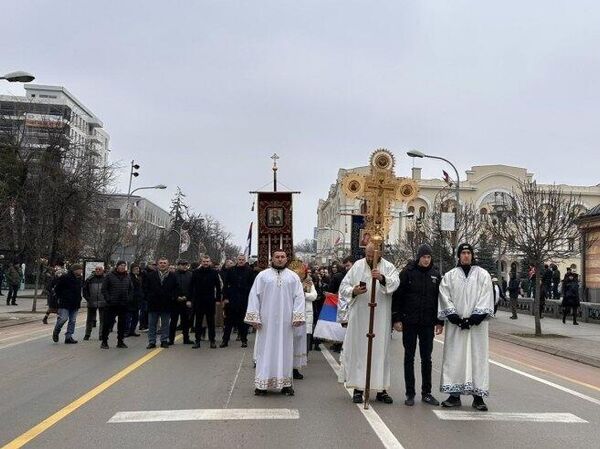 Povodom Bogojavljenja i širom Republike Srpske organizovano je tradicionalno plivanje za Časni krst. Plivanju su prethodili liturgija i litija. - Sputnik Srbija