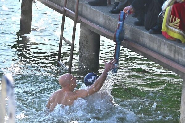 U toj trci najbrži je bio žandarm Nikola Trajković. Temperatura vode iznosila je minus dva stepena, ali je subjektivni osećaj zbog ledneog vetra bio da je daleko hladnije. - Sputnik Srbija