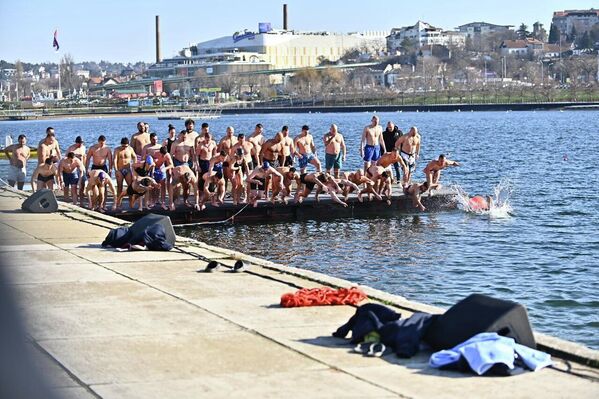 Na Adi Ciganliji najviše prijavljenih plivača je iz redova Vojne akademije, Žandarmerije, SVIBOR-a, ali su se prijavili i obični građani, ukupno njih 54.  - Sputnik Srbija