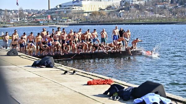 Plivanje za Časni krst na Adi Ciganliji - Sputnik Srbija