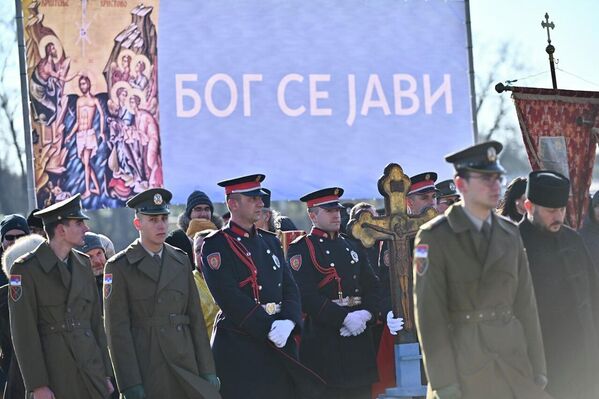 Među plivačima koji su na današnji dan iskazali veliko poštovanje prema pravoslavnoj veri bilo je i 12 Grka, tri Jermena i jedan Gruzijac. Oni su se pred skok u vodu pomolili Bogu, a potom zapevali tradicionalnu pesmu o Kosovu i Metohiji "Hriste Bože". - Sputnik Srbija