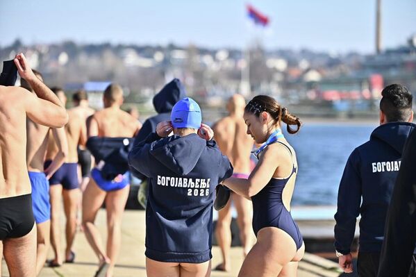 Dvadesetjednogodišnja studentkinja ekonomije iz Beograda Maša Petković prva je među 400 plivača doplivala do Časnog krsta u Zemunu. U bogojavljenskom plivanju za Časni krst učestvovalo je ukupno 30 žena. - Sputnik Srbija
