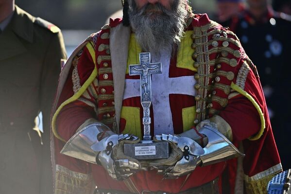 Ambasador Srbije u Crnoj Gori, Nebojša Rodić plivao je za časni krst u Tivtu. Plivanje je organizovano ispred hotela Palma u podne. - Sputnik Srbija