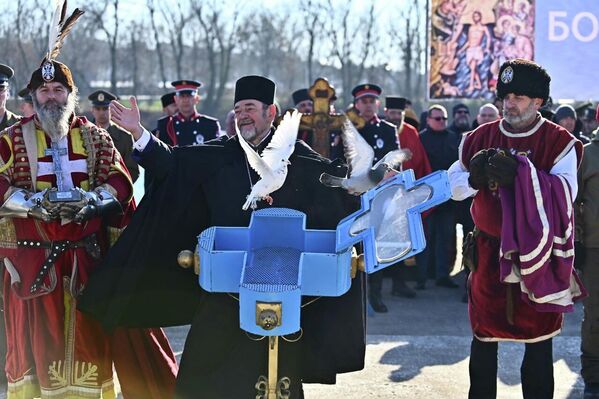 Nakon što su skočili u vodu u nebo se vinulo sedam belih golubova.  - Sputnik Srbija