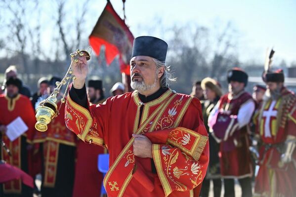 Nakon službe bogojavljenska litija uputila se do Ade Ciganlije, gde je voda najpre osveštana a onda je krenula trka.  - Sputnik Srbija