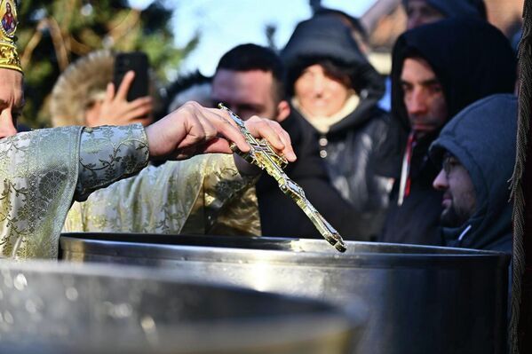 Širom Republike Srpske, u delovima BiH, Crnoj Gori i Severnoj Makedoniji danas su u pravoslavnim hramovima održane bogojavljenske liturgije, a na rekama i plivanje za Časni krst. - Sputnik Srbija