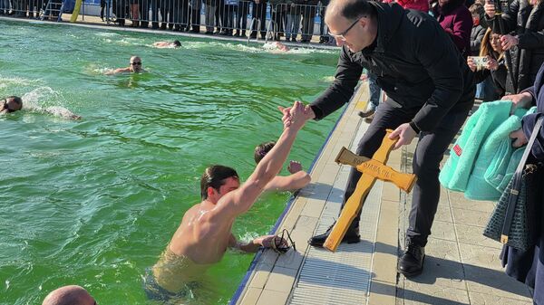 У Нишу је до Часног крста први допливао двадесетчетворогодишњи Андрија Петковић - Sputnik Србија