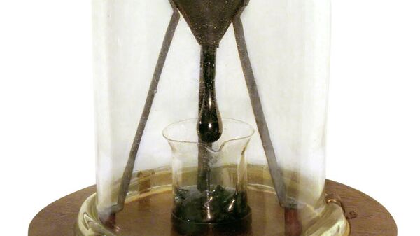 Најдуготрајнији лабораторијски експеримент на свету стар скоро 100 година и даље траје /видео/