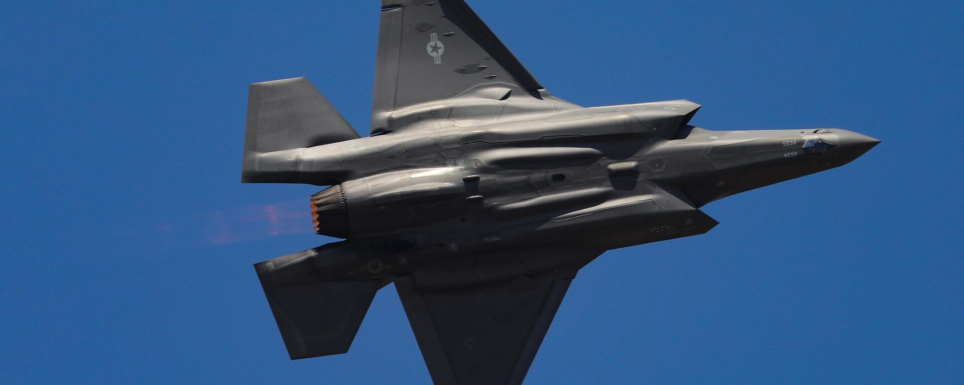Истребитель-бомбардировщик F-35 на XV международной выставке авиакосмической техники Aero India 2025 - Sputnik Србија, 1920, 19.03.2026