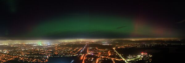 Snimak iz drona prikazuje Auroru borealis u državi Severna Rajna-Vestfalija, gradu Duizburgu.  - Sputnik Srbija