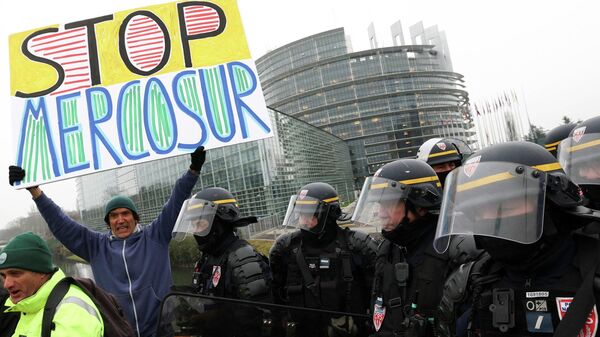 Protest poljoprivrednika ispred Evropskog Parlamenta zbog trgovinskog sporazuma s Merkosurom - Sputnik Srbija