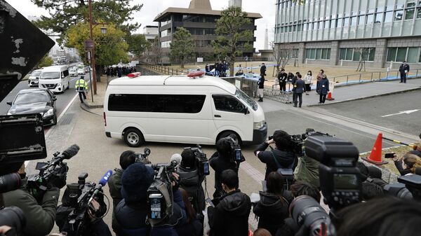 Возило у којем се налази Тецуја Јамагами уочи изрицања пресуде за атентат на Шинза Абеа - Sputnik Србија