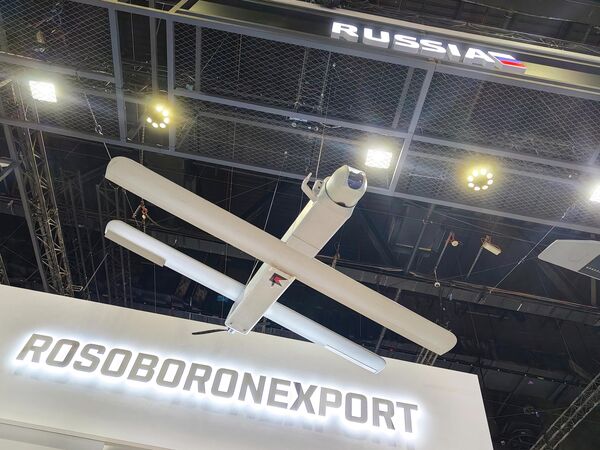 Руски дрон-камиказе „Куб-2-2Е“ концерна „Калашњиков“ изложен је на штанду „Рособоронекспорта“ на међународној изложби беспилотних система у Абу Дабију. - Sputnik Србија