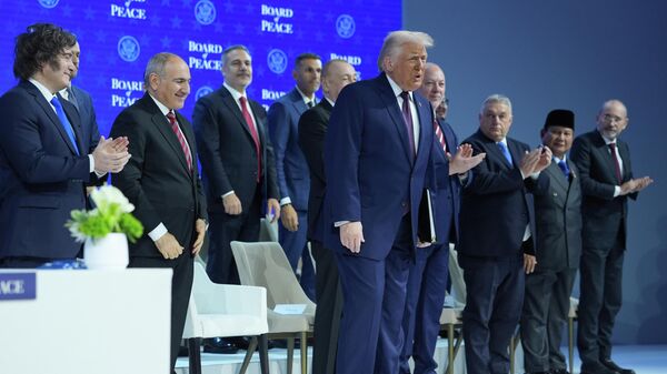 Објављивања повеље за Савет мира током годишњег састанка Светског економског форума у ​​Давосу: С десна на лево, Ајман Ал Сафади, заменик премијера Јордана, Прабово Субинато, председник Индонезије, мађарски премијер Виктор Орбан, бугарски премијер Росен Жељазков, Илхам Алијев, председник Доналд Трамп, председник Азербејџана, турски министар спољних послова Хакан Фидан, Никол Пашињан, премијер Јерменије и Хавијер Милеи, председник Аргентине - Sputnik Србија