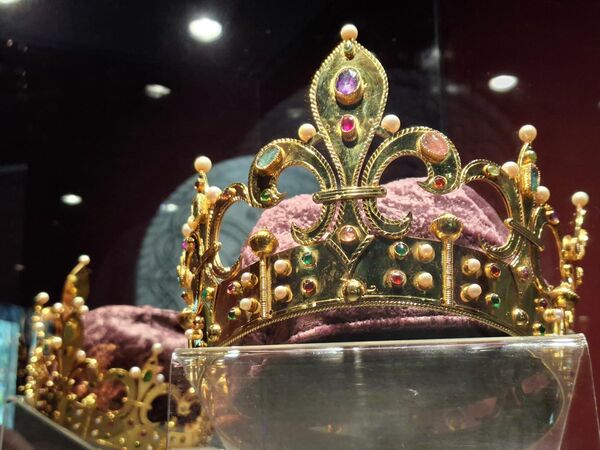 Круна је урађена од позлаћеног сребра и украшена слатководним бисерима, аметистима, рубинима, турмалинима, гранатима и смарагдима - Sputnik Србија
