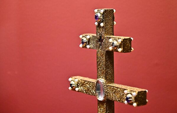 Реплика је урађена од позлаћеног сребра и украшена слатководним бисерима, горским кристалом, аметистима и сафирима - Sputnik Србија