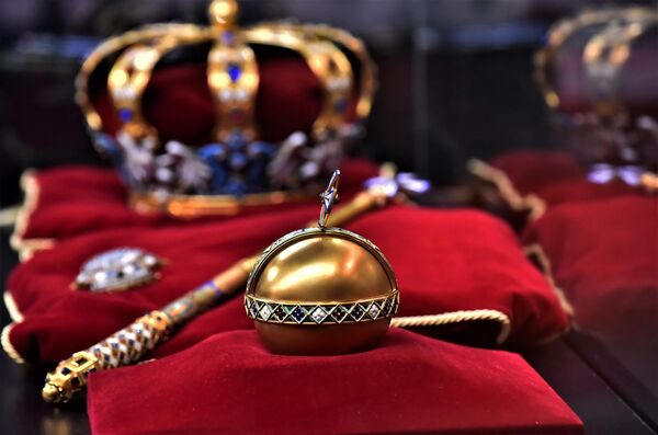 Један од експоната су Крунидбене инсигније краља Петра које су одлуком Владе Србије утврђене за културно добро од изузетног значаја  - Sputnik Србија