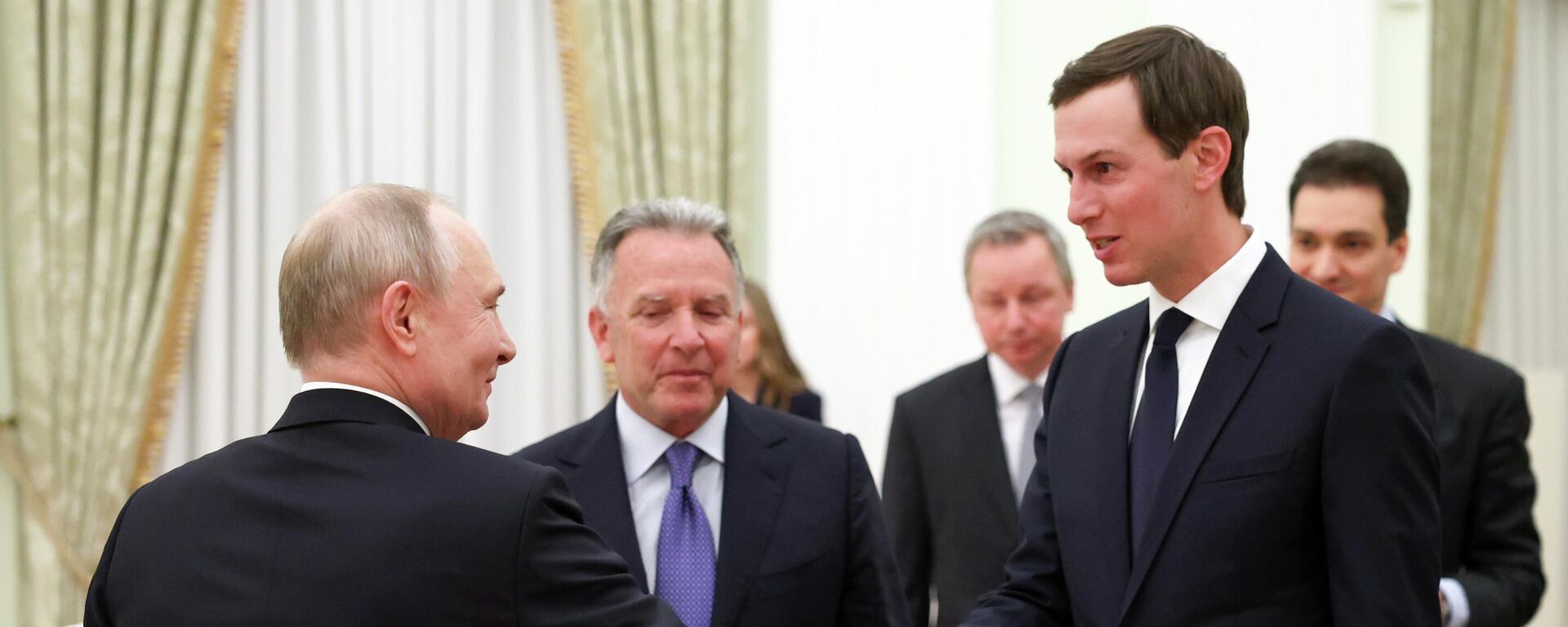 Predsednik Rusije Vladimir Putin na početku sastanka sa specijalnim izaslanikom američkog predsednika Stivenom Vitkofom i biznismenom Džaredom Kušnerom Predsednik Rusije Vladimir Putin na početku sastanka sa specijalnim izaslanikom američkog predsednika Stivenom Vitkofom i biznismenom Džaredom Kušnerom - Sputnik Srbija, 1920, 23.01.2026