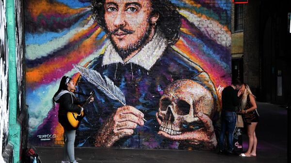 Devojka svira gitaru ispod murala sa Vilijama Šekspira na južnoj obali reke Temze Devojka svira gitaru ispod murala sa Vilijama Šekspira na južnoj obali reke Temze - Sputnik Srbija