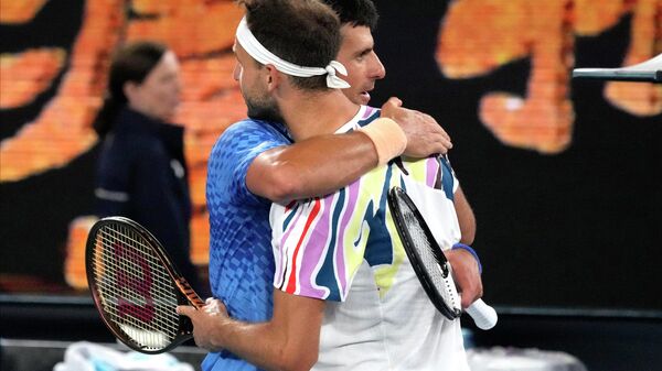 Новак Ђоковић грли Григора Димитрова из након њиховог меча трећег кола на Отвореном првенству Аустралије у тенису у Мелбурну - Sputnik Србија