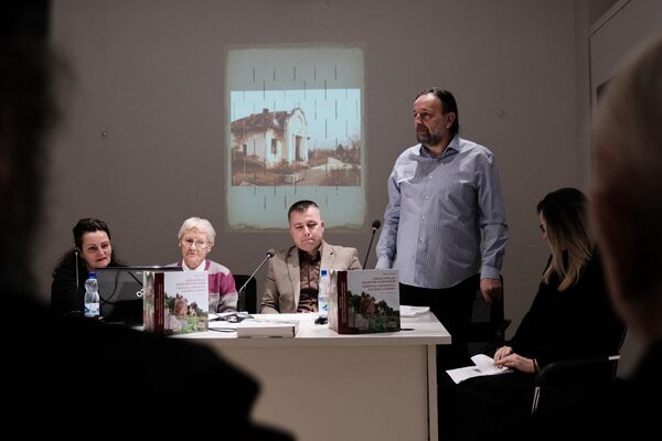 На промоцији је говорио песник и новинар Живојин Ракочевић без чије би помоћи, каже Рељићева, документарна подлога књиге засигурно била сиромашнија  - Sputnik Србија