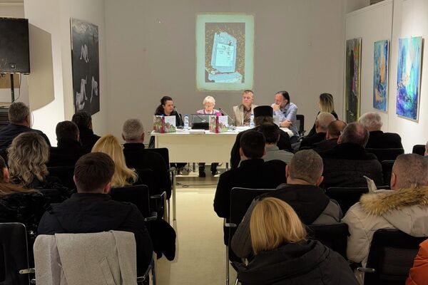 Друго издање књиге проф. др Митре Рељић „Српска гробља на Косову и Метохији, уништена споменичка и језичка баштина“ представљено је у Дому културе у Грачаници - Sputnik Србија