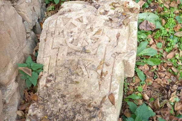 Споменик са девастираног манастирског гробља у Девичу - Sputnik Србија