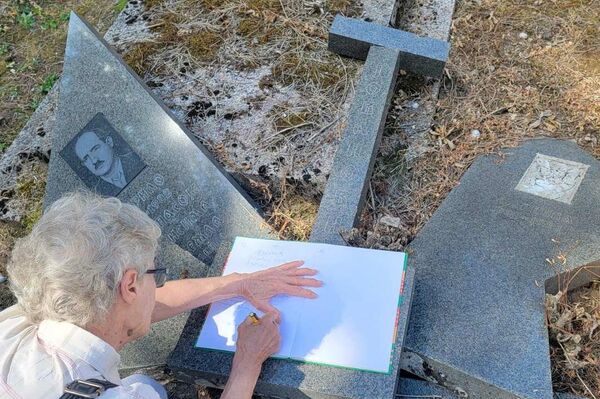 Митра Рељић - евидентирање на разрушеном гробљу у Пећи - Sputnik Србија