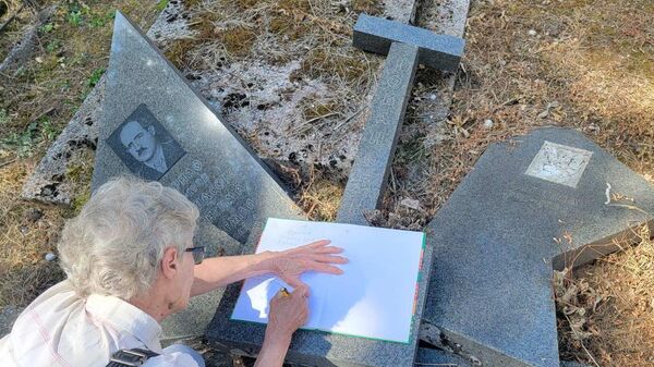 Mitra Reljić - evidentiranje na razrušenom groblju u Peći - Sputnik Srbija
