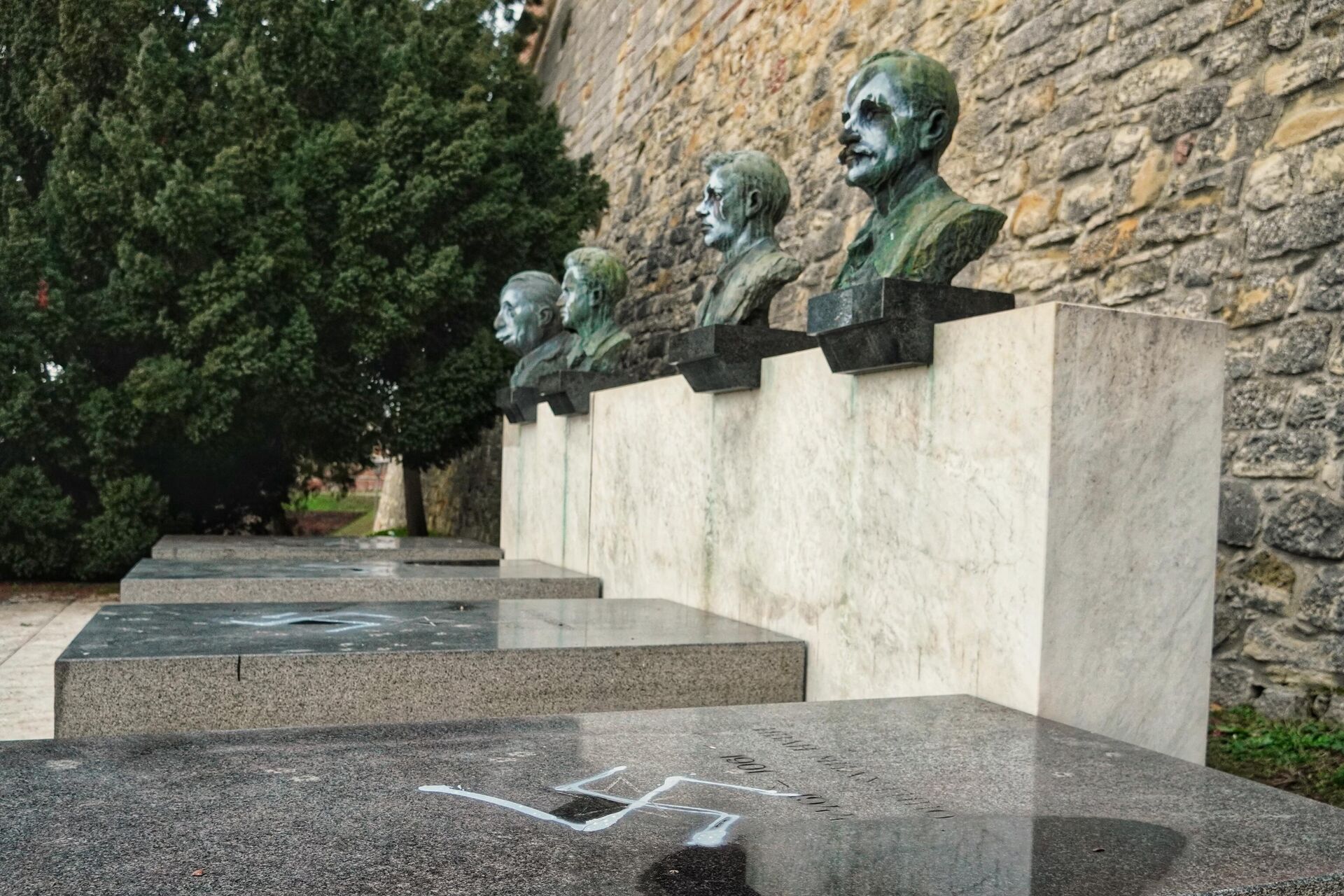 Вандализовани споменици народних хероја на Калемегдану. - Sputnik Србија, 1920, 25.01.2026