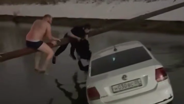 Prolaznici u Mahačkali u Dagestanu spasili su ženu i dete iz automobila koji je upao u vodu - Sputnik Srbija