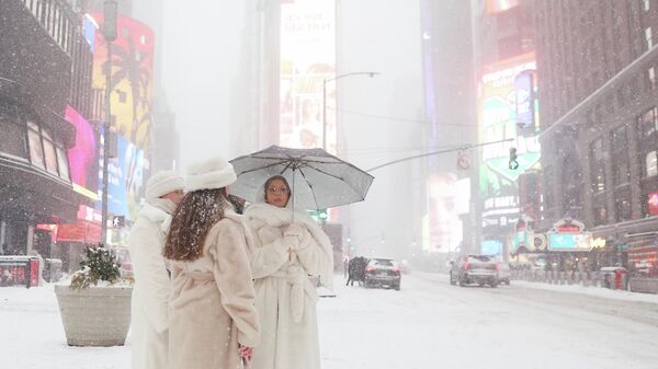 Люди на Таймс-сквер во время снежной бури  - Sputnik Србија