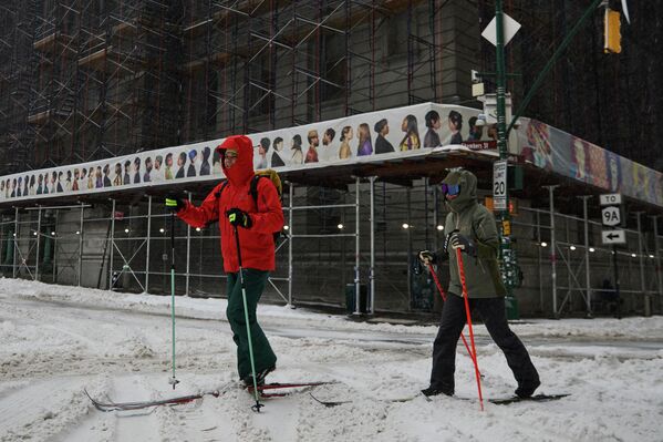 Људи се користе и ски опремом на Менхетну. - Sputnik Србија