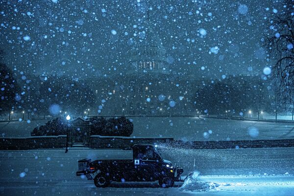 Чишћење снега испред зграде америчког Капитола, у недељу, 25. јануара 2026. године, у Вашингтону. - Sputnik Србија