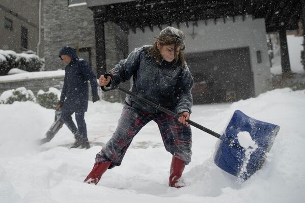Људи чисте снег испред свог дома у недељу, 25. јануара 2026. године, у Синсинатију. - Sputnik Србија