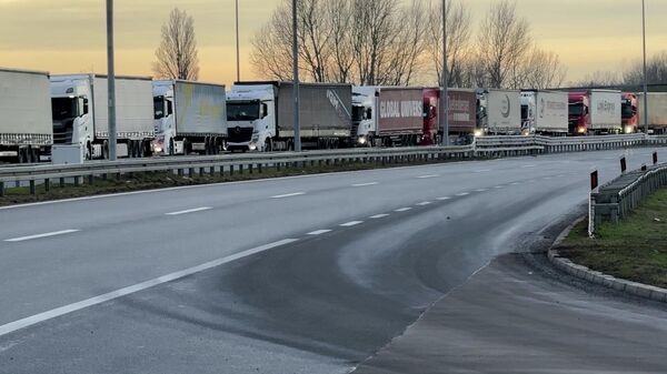 Камионџије Србије и региона блокирају граничне прелазе за теретна возила. - Sputnik Србија