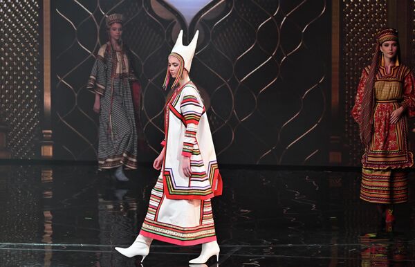 Модели са ревије инспирисани Казахстаном. - Sputnik Србија