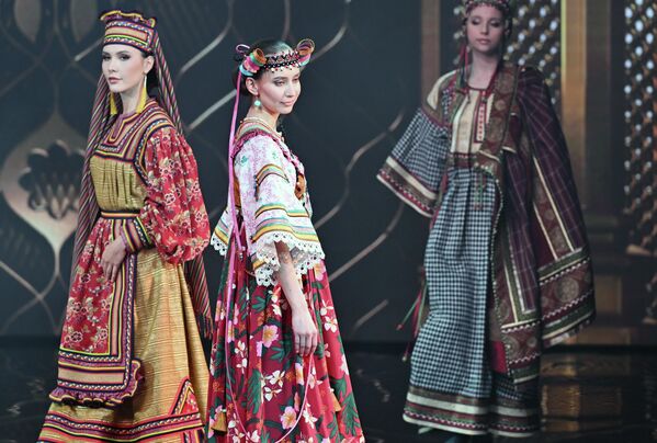 Присутни су са одушевљењем пратили ревију. - Sputnik Србија